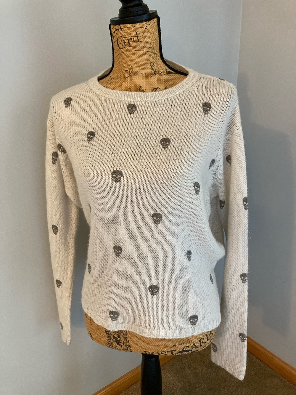 Wooden Ships Cream Crew Sweater w/Gray Skull Pattern Women S/M Mohair/Wool Blend